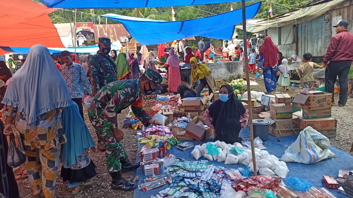 Babinsa Pantau Harga Sembako di Kec. Pining Dalam Masa Pandemi dan Jelang Hari Raya