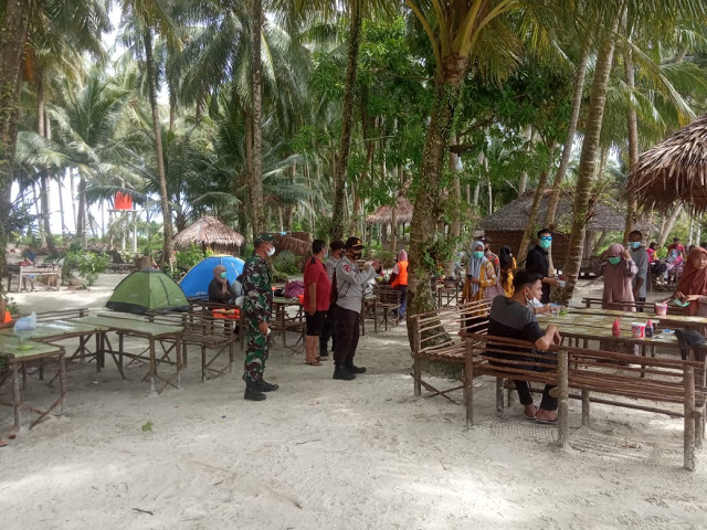 Personil Koramil Dan Polsek Himbau Pengunjung Obyek Wisata Patuhi Protokol Kesehatan