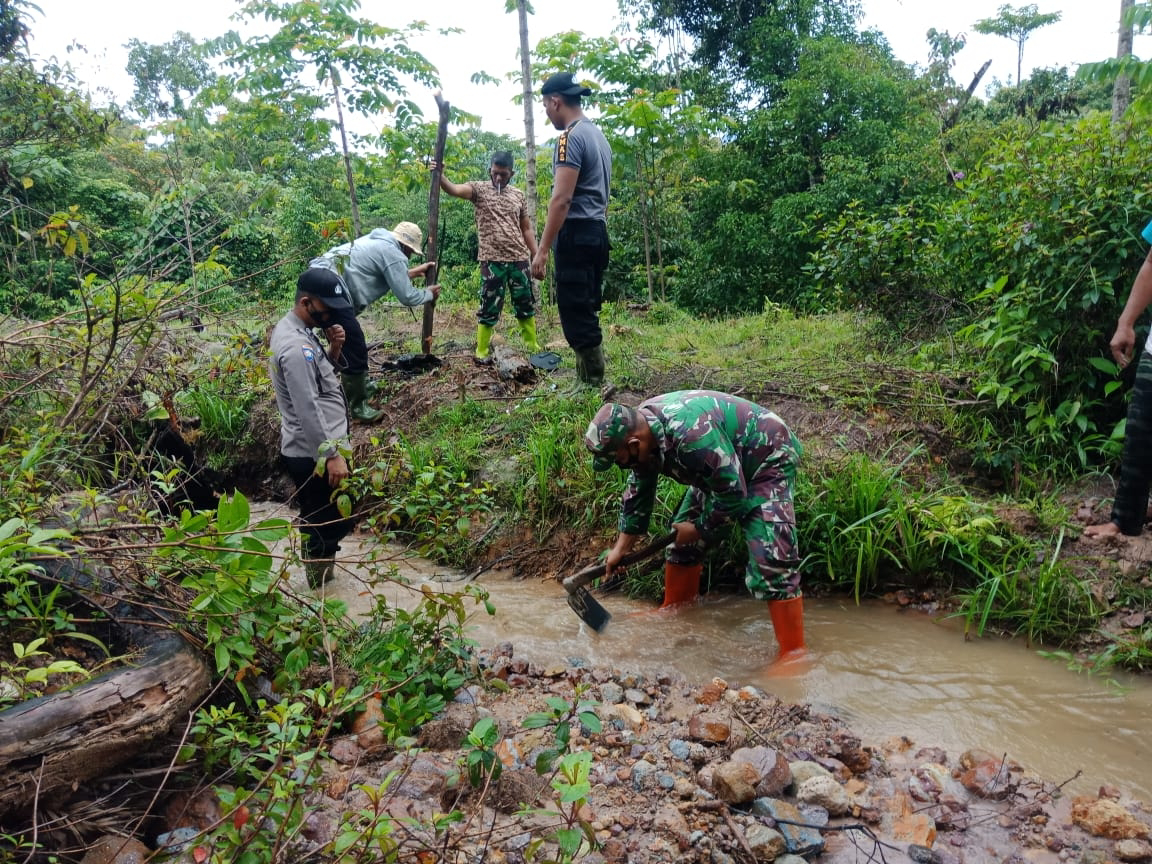 Kebersamaan Babinsa Dan Masyarakat Dalam Menjaga Kebersihan Lingkungan
