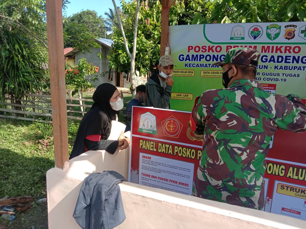 Bersama Warga, TNI-POLRI Birem Bayeun Bangun Posko PPKM