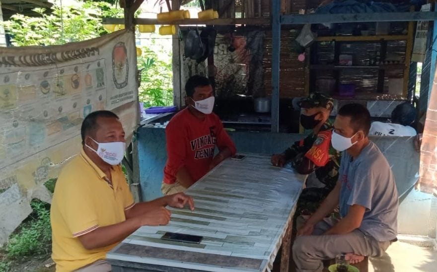 Melalui Komsos, Babinsa Peduli Himbau Kebersihan Warga