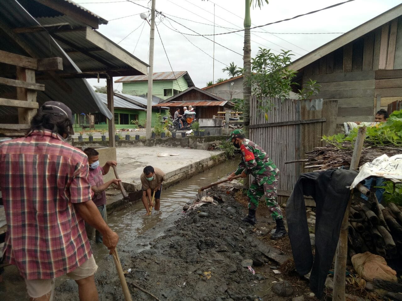 Babinsa Berjibaku Bersama Masyarakat Gotong-royong Bersihkan Parit