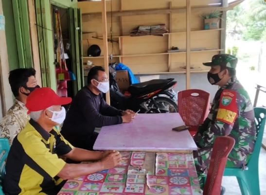 Babinsa himbau tidak mudik dan sosialisasikan Protkes di wilayah binaan.