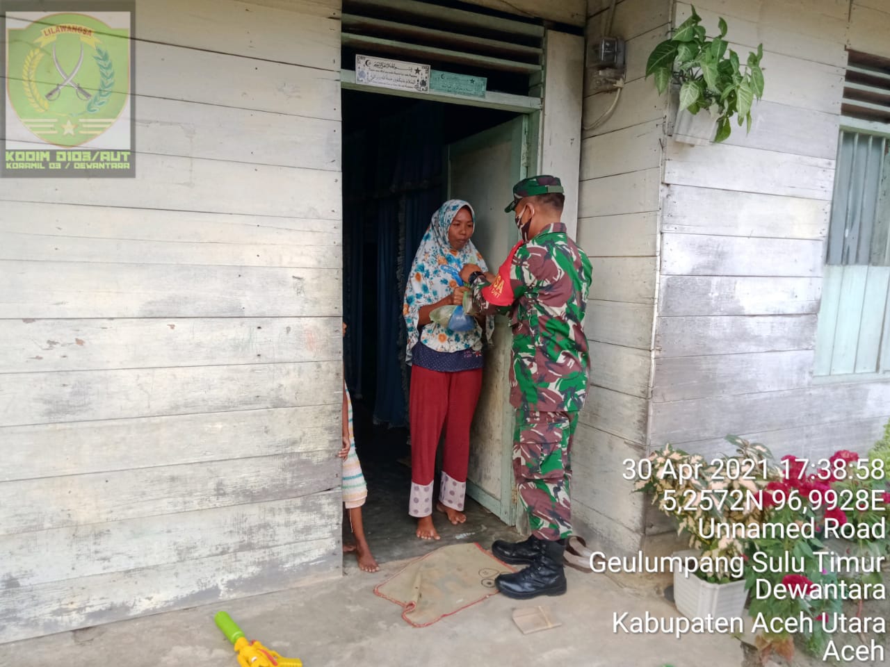 Berbagi di Bulan Suci Ramadhan, Personel Koramil 03/Dwt Bagikan Nasi kotak Pada Warga yang kurang Mampu