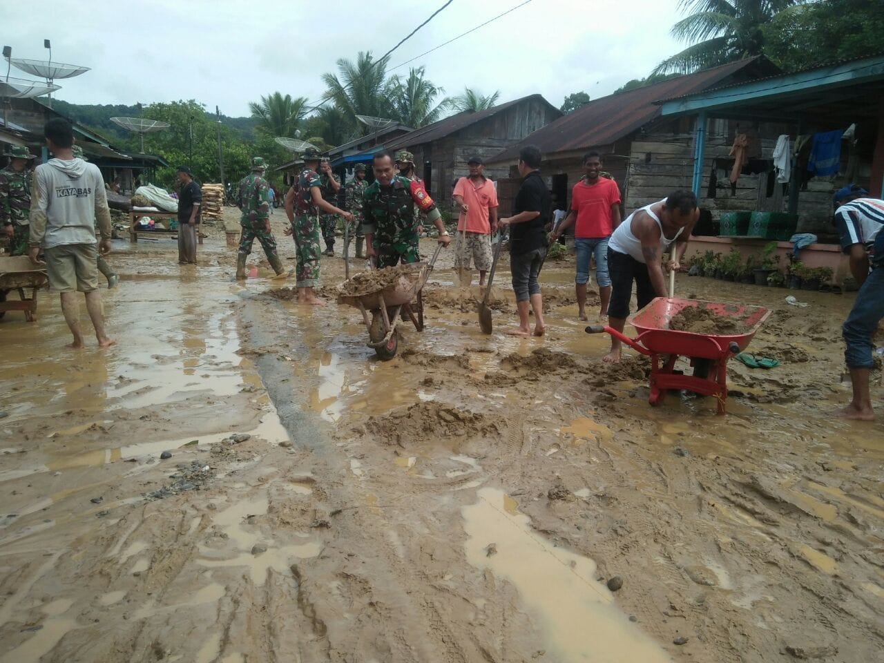 TNI Turun Langsung Gotong-royong Bersihkan Material Pasca Banjir