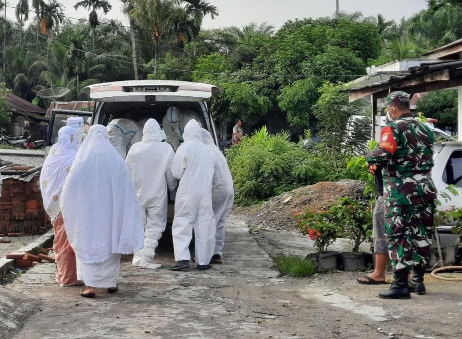 Babinsa Bantu Pengaman Protkes pemakaman jenazah positif Covid – 19