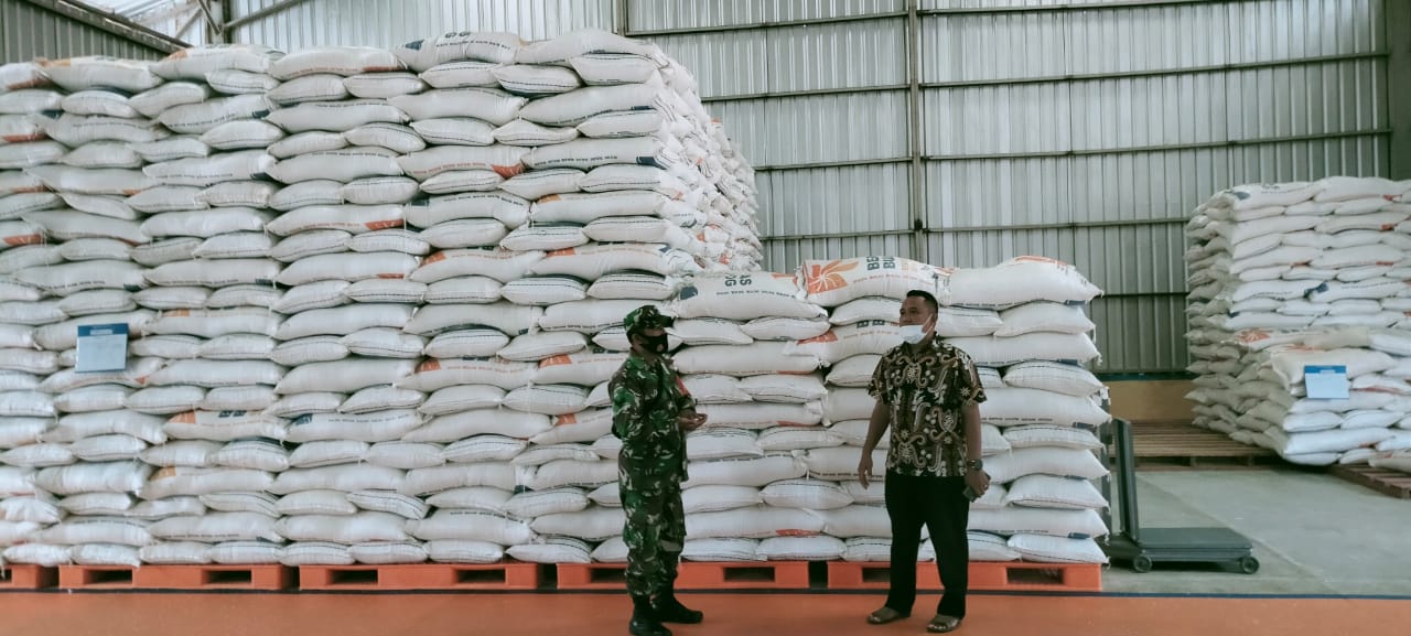 Pastikan Stok Logistik Aman, Babinsa Cek Gudang Bulog