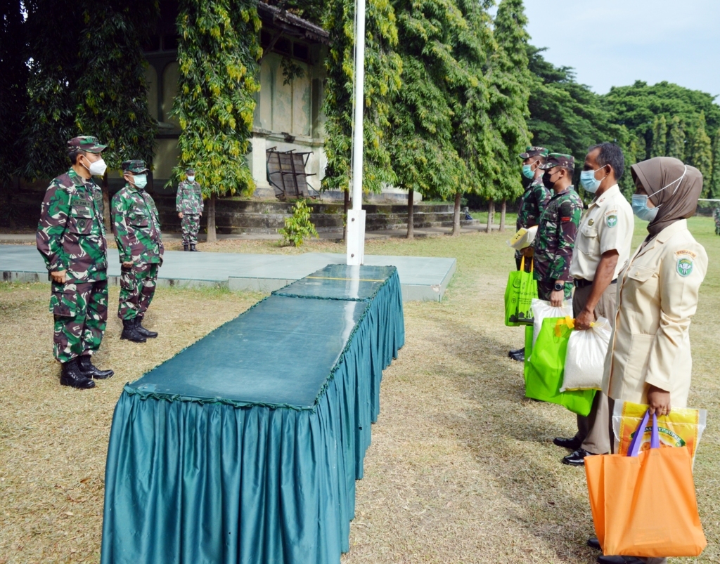 Jelang Idul Fitri 1442 H , Kakesdam IM Berikan Paket Lebaran Kepada Anggota