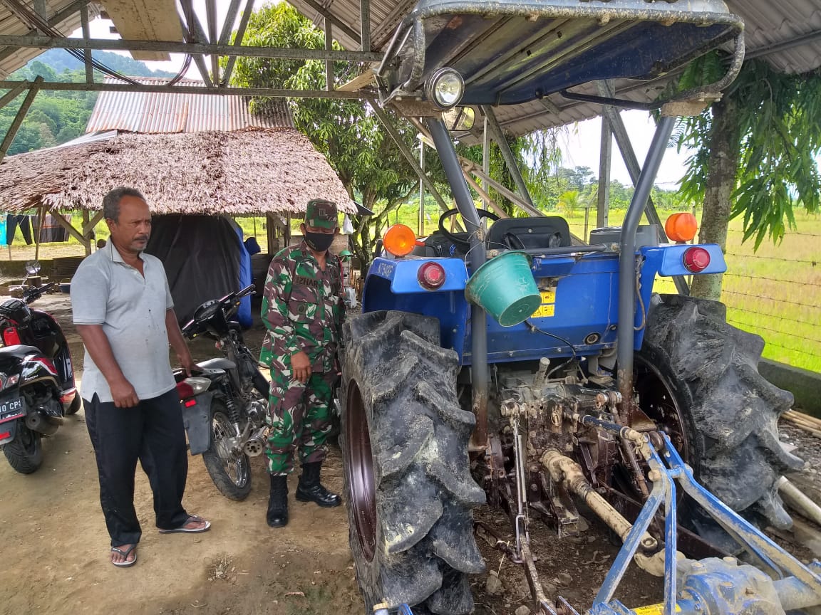 Peduli Keluhan Petani, Danramil 02/Kuala Bate Turun Kelapangan