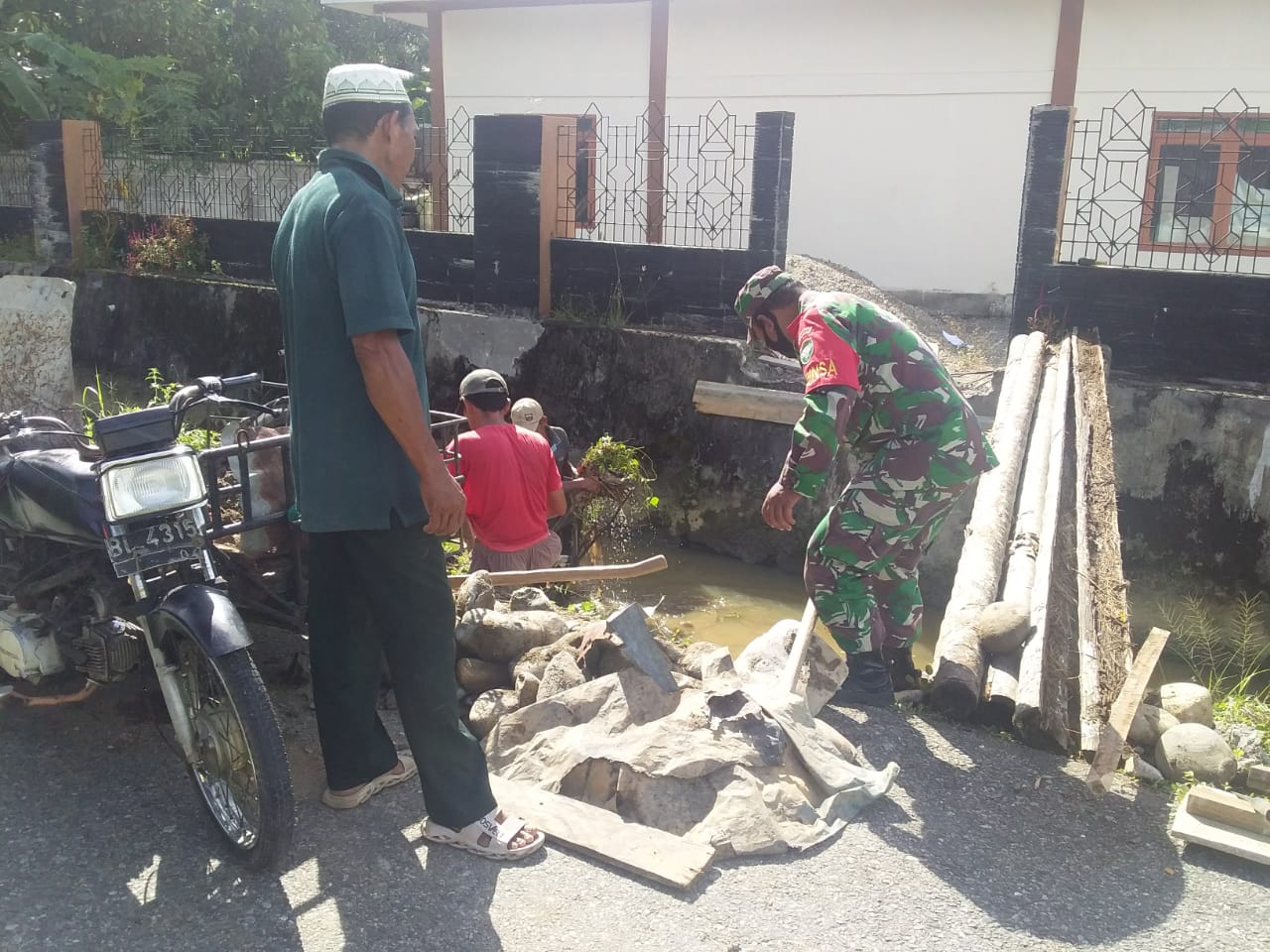 Babinsa Koramil Manggeng Bantu Masyarakat Buat jembatan Masjid
