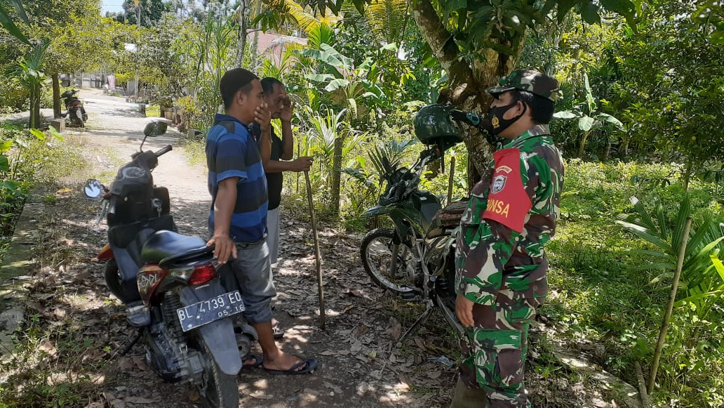 Pererat Silaturahmi, Babinsa Posramil 09/Setia, Komsos Dengan Masyarakat.