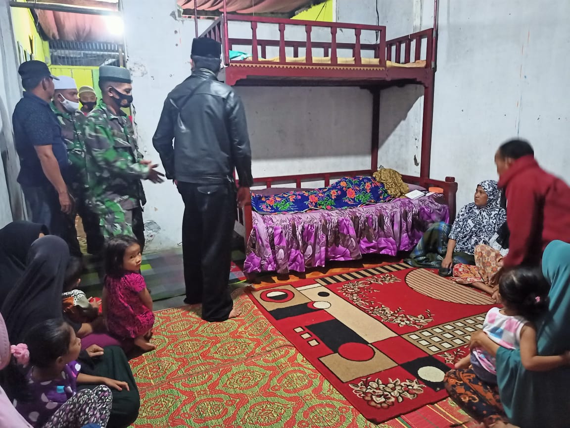 PLH Danramil 06/Manggeng Bersama Anggota Melayat Ke Rumah Duka Alm,Koptu Nyakmat Hanafi