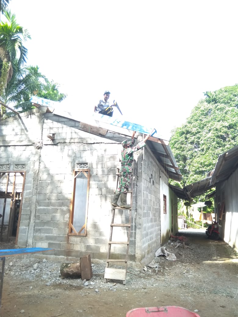 Peduli Sesama, Babinsa Bantu Renovasi Rumah Warga