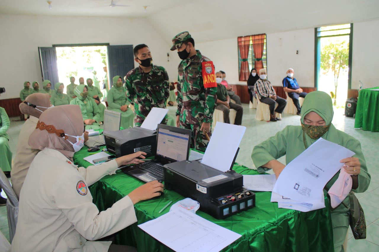 Dandim Agara Yakinkan Purnairawan, Warakauri dan Persit Melaksanakan Vaksin