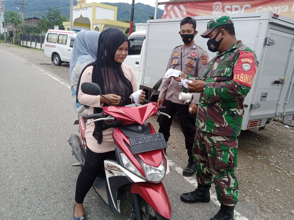 Babinsa Koramil 03/ Jeumpa Berikan Himbauan Prokes dan Bagikan Masker Kepada Warga