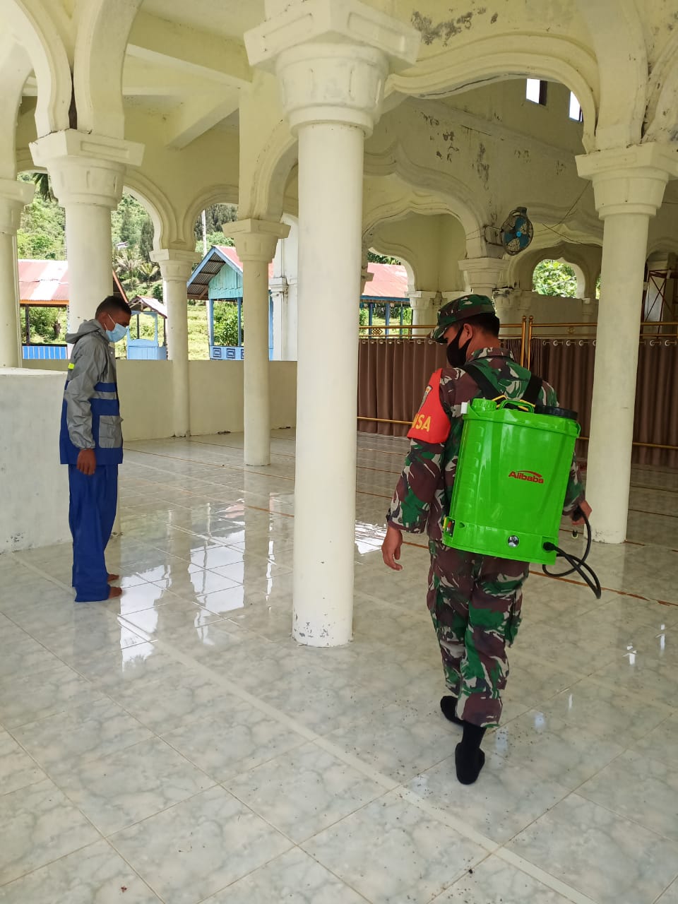 Berharap Virus Covid-19 Hilang, Babinsa Laksanakan Penyemprotan Disinfektan