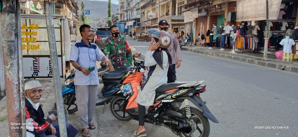 Jelang Lebaran Babinsa Perketat Protkes di Pasar-Pasar