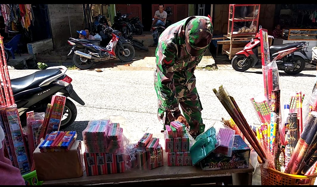 Kedepankan Humanisme, Babinsa Imbau Pedagang Tidak Jual Petasan Volume Tinggi