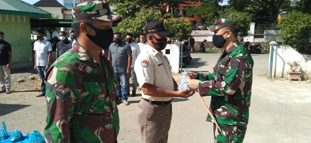 Sambut Hari Raya Idul Fitri, Dandim 0102/Pidie Bagikan Daging Meugang dan Bingkisan