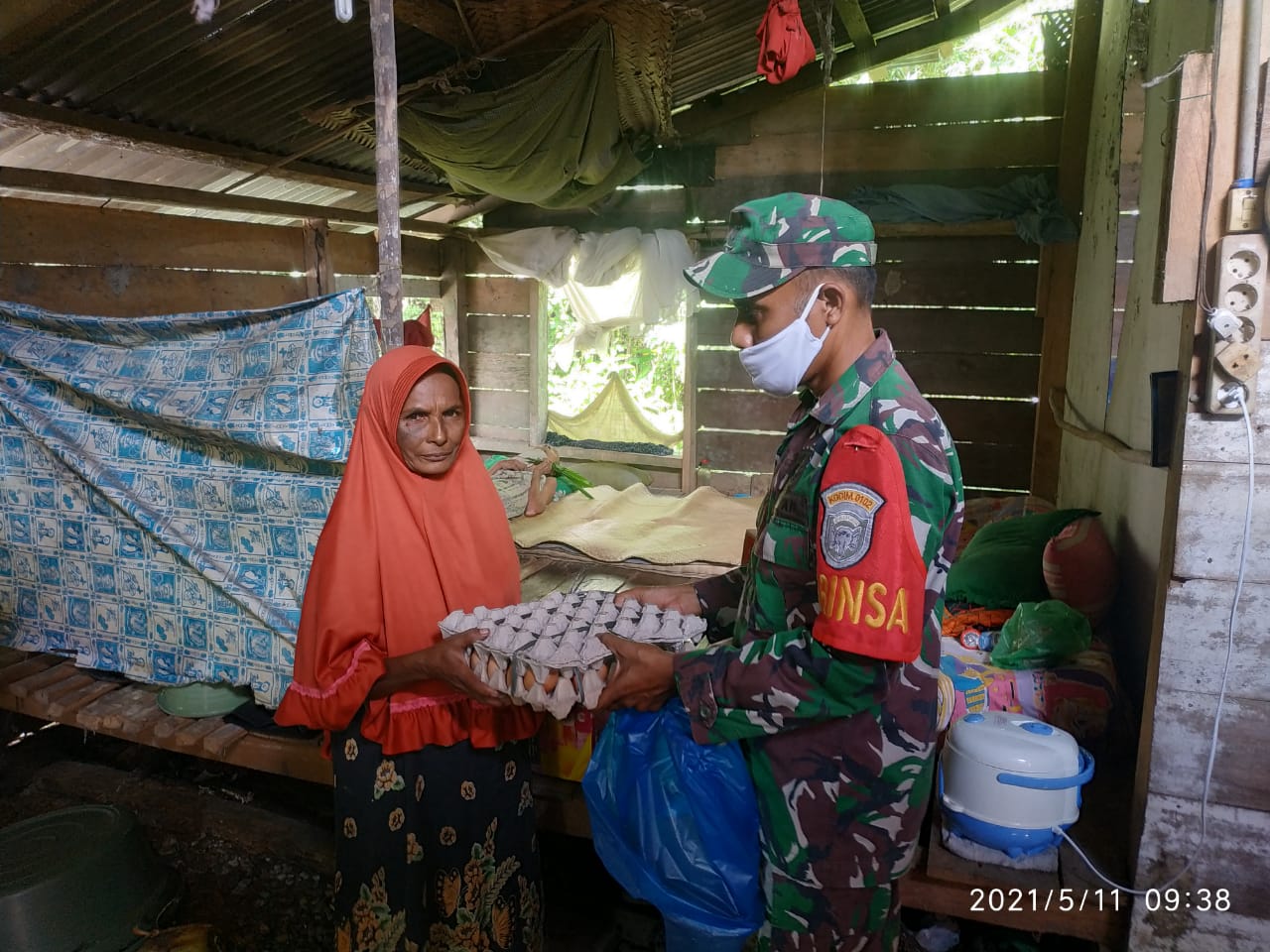 Prihatin Dengan Keadaan Warga Lansia, Babinsa Berikan Bantuan Sembako