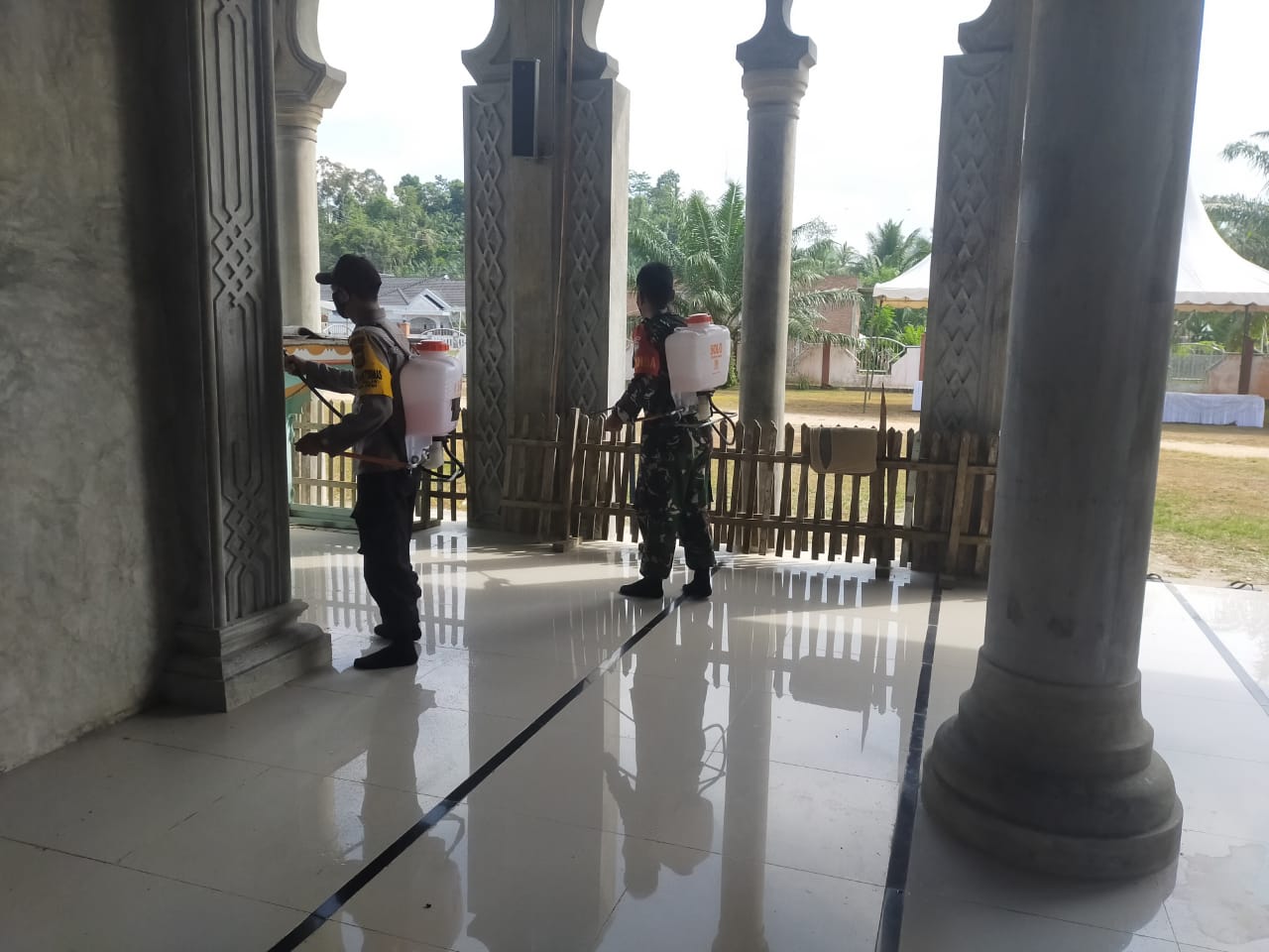 Jelang Pelaksanaan Shalat Idul Fitri, TNI POLRI Lakukan Penyemprotan Disinfektan di Masjid
