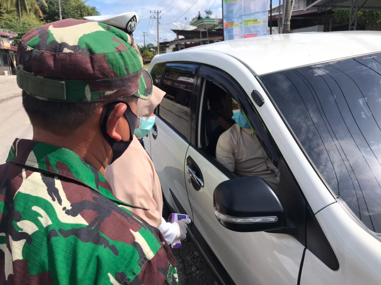 Satgas PAM Ketupat Seulawah 2021 bersama Kodim 0110/Abdya Cek Suhu Tubuh Pengguna Jalan
