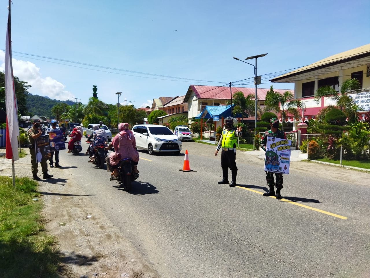 Personil Gabungan TNI/Polri Lakukan Pengamanan Lebaran Serta Perketat Penerapan Protkes Dalam Wilayah Tapaktuan