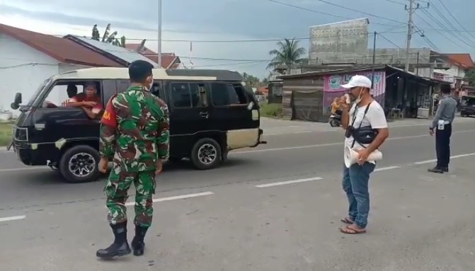 Anggota Koramil 04/Plk Bersama Petugas Gabungan Laksanakan Pam Ketupat Selawah 2021 di H+2 Lebaran