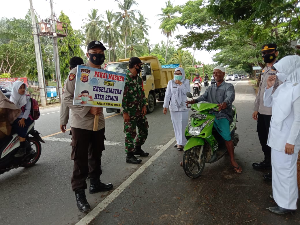 TNI POLRI Gelar Himbauan Prokes Dan Bagikan Masker kepada Pengendara