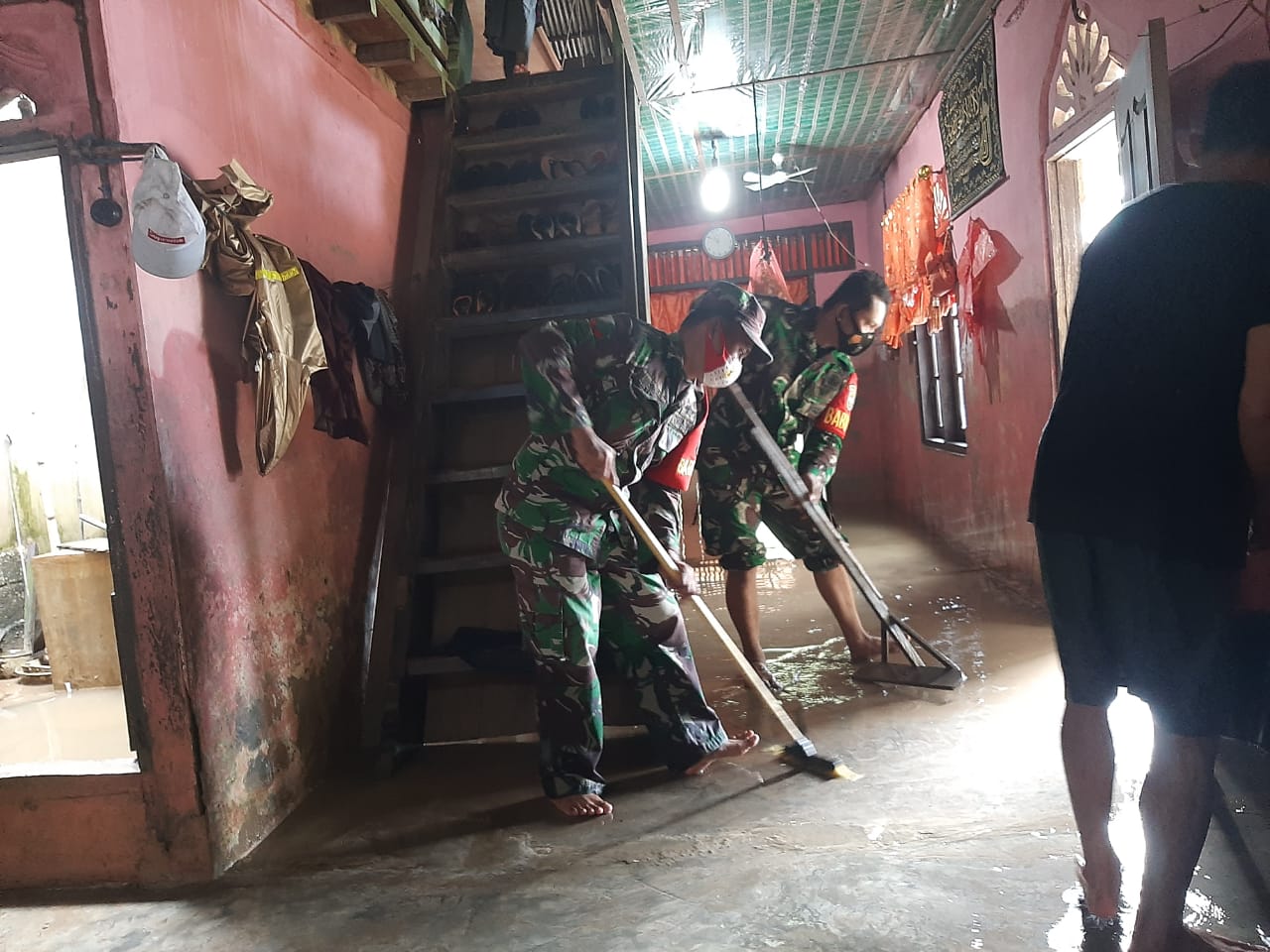 Pasca Banjir, Babinsa Bakongan Bantu Warga Bersihkan Rumah