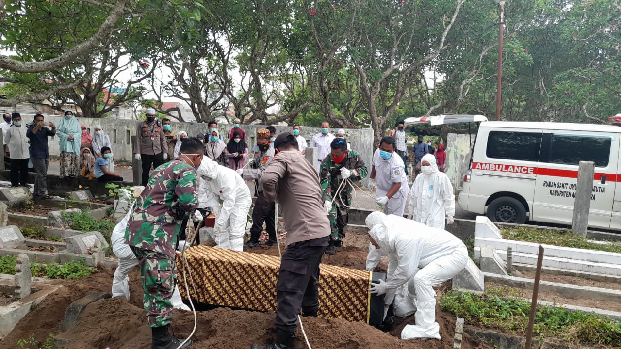 Personel TNI Babinsa Koramil 16/Bds Bantu Prosesi Pemakaman Jenazah Positif Covid 19 Secara Protokol Kesehatan