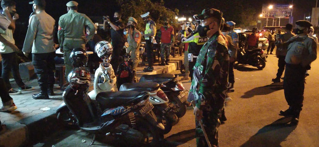 Dandim 0102/Pidie Turun Langsung Kelapangan Dalam Pelaksanaan Patroli Yustisi Penegakan Prokes