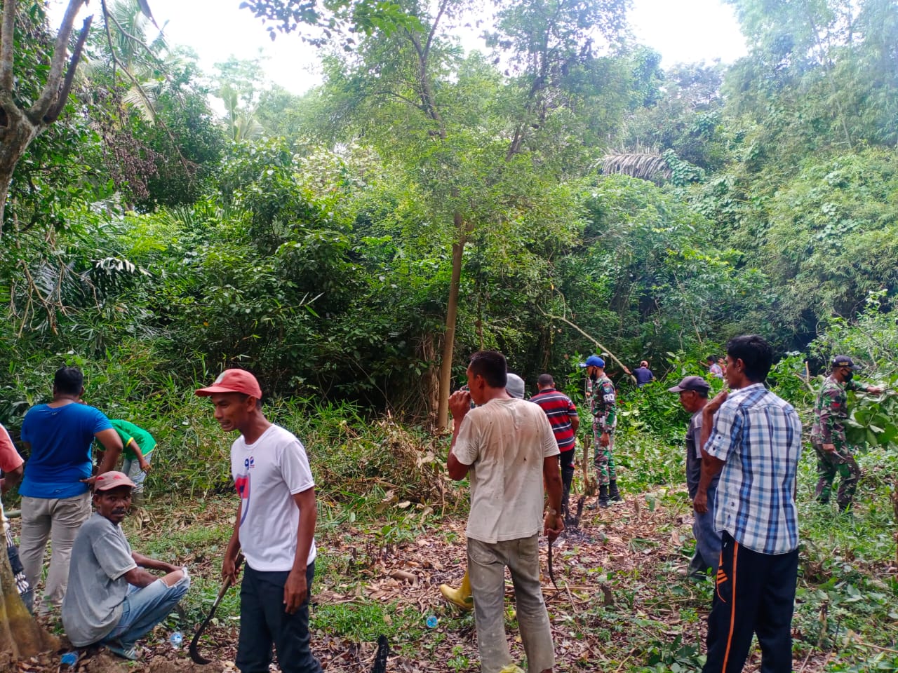Bersama Masyarakat Danposramil Lapang Laksanakan Gotongroyong