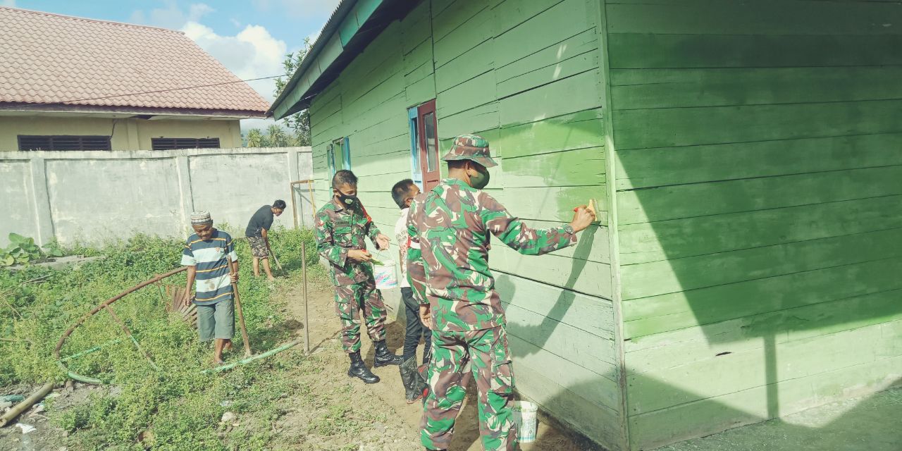 TNI Cat Dinding Meunasah Yang Sudah Memudar