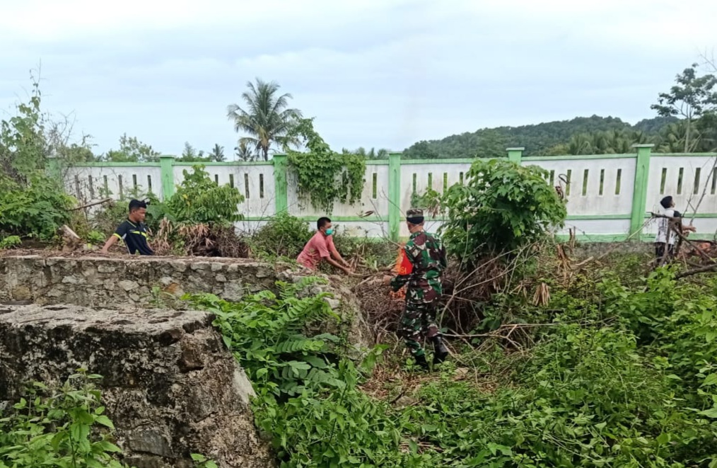Gotong Royong Bersama Warga Serda Mirza Berpesan Selalu Jaga Kekompakan