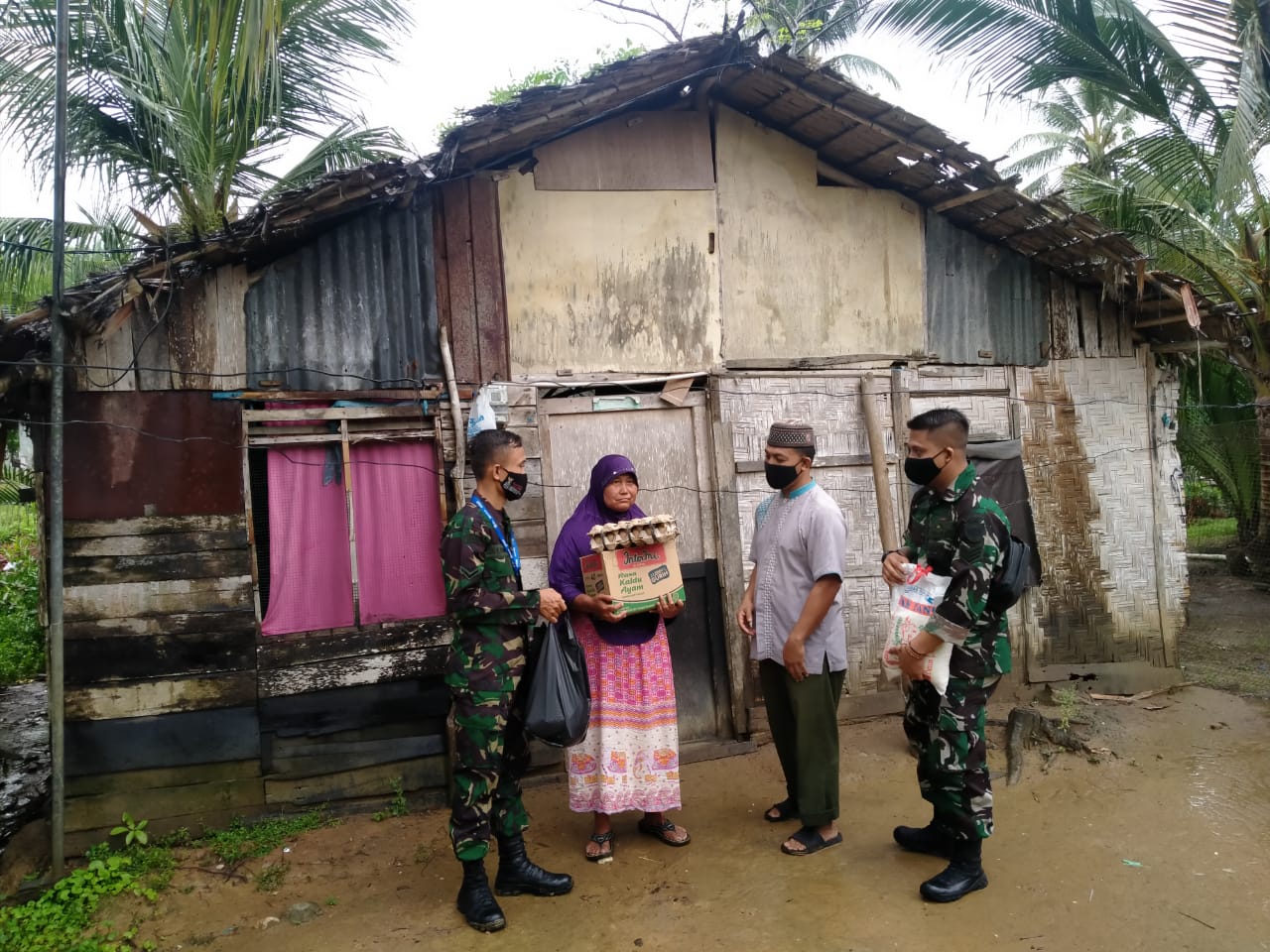 Kodim 0104/Atim, Bagikan Paket Sembako Dalam Moment Jum’at Berkah