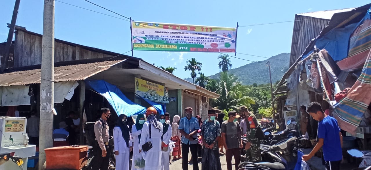Babinsa bersama Perangkat Desa Krung Batee pasang Spanduk tolak pendatang tanpa surat bebas COVID-19