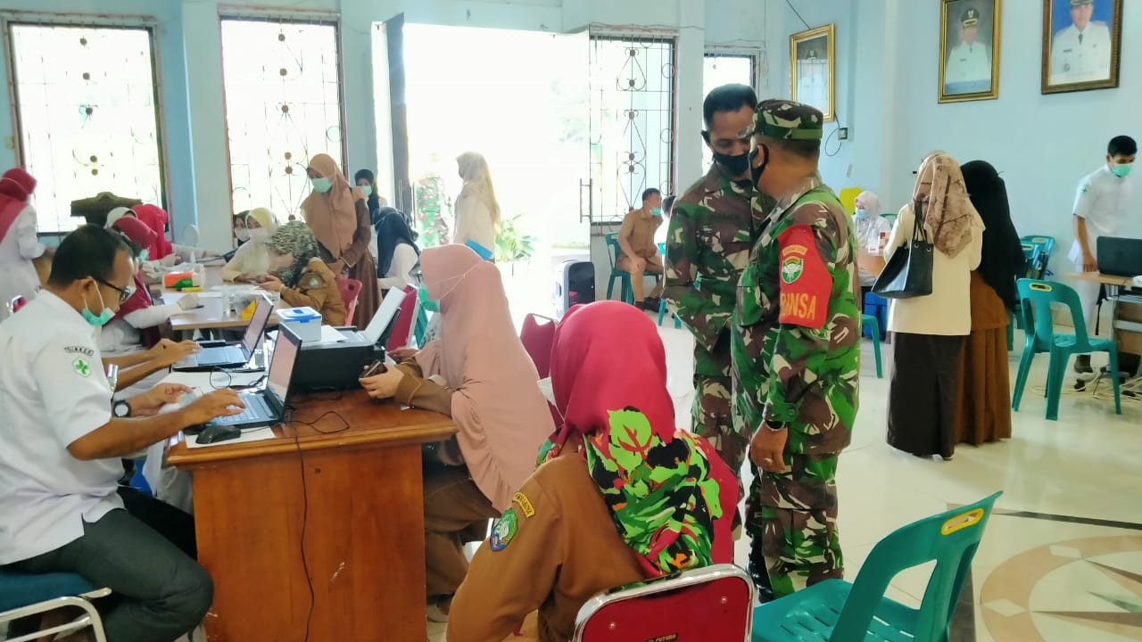 Dukung Vaksinasi , Personil Kodim 0110/Abdya Melaksanakan Pendampingan