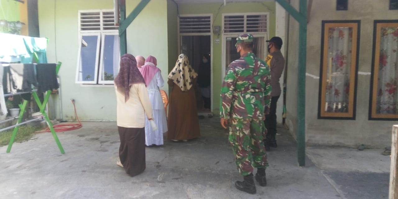 Babinsa Dampingi Petugas Medis Tracing Warga Kontak Erat Pasien Positif Covid-19