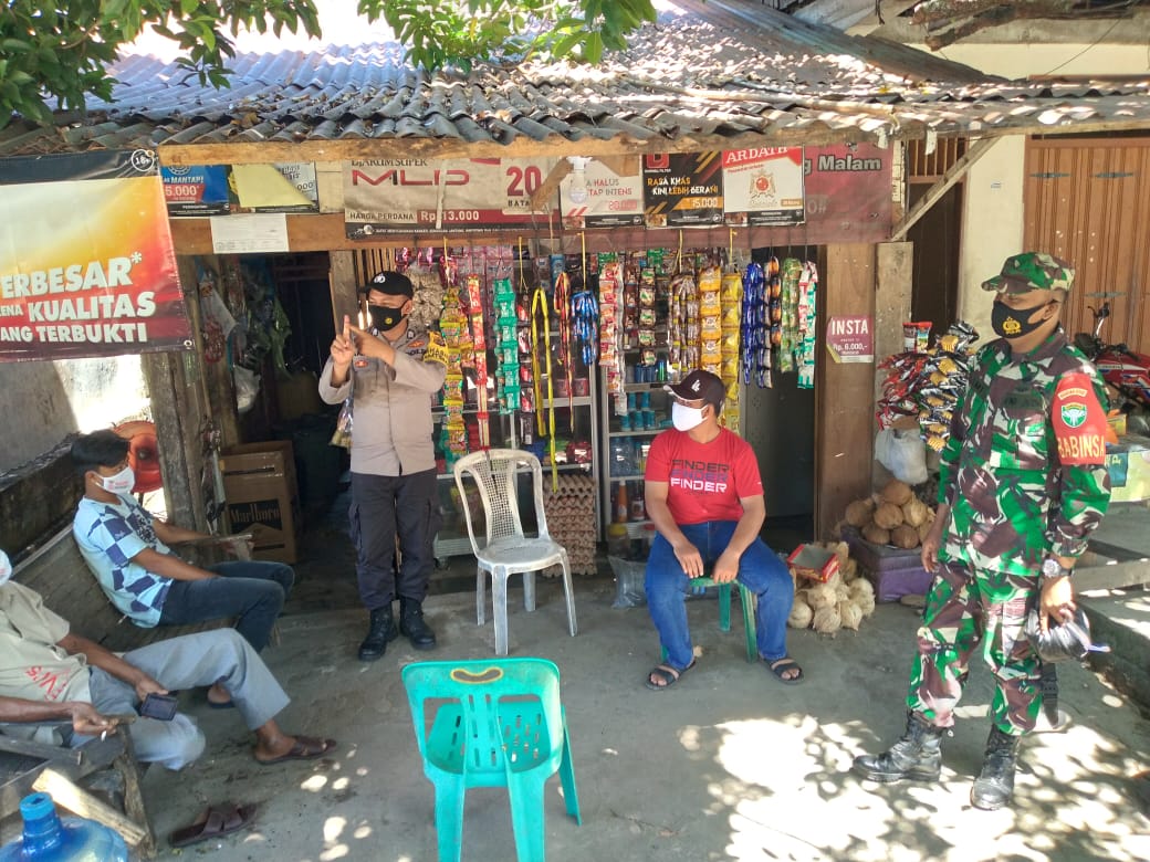 BABINSA BERSAMA BHABINKAMTIBMAS BAGIKAN MASKER GRATIS KEPADA WARGA BINAANNYA