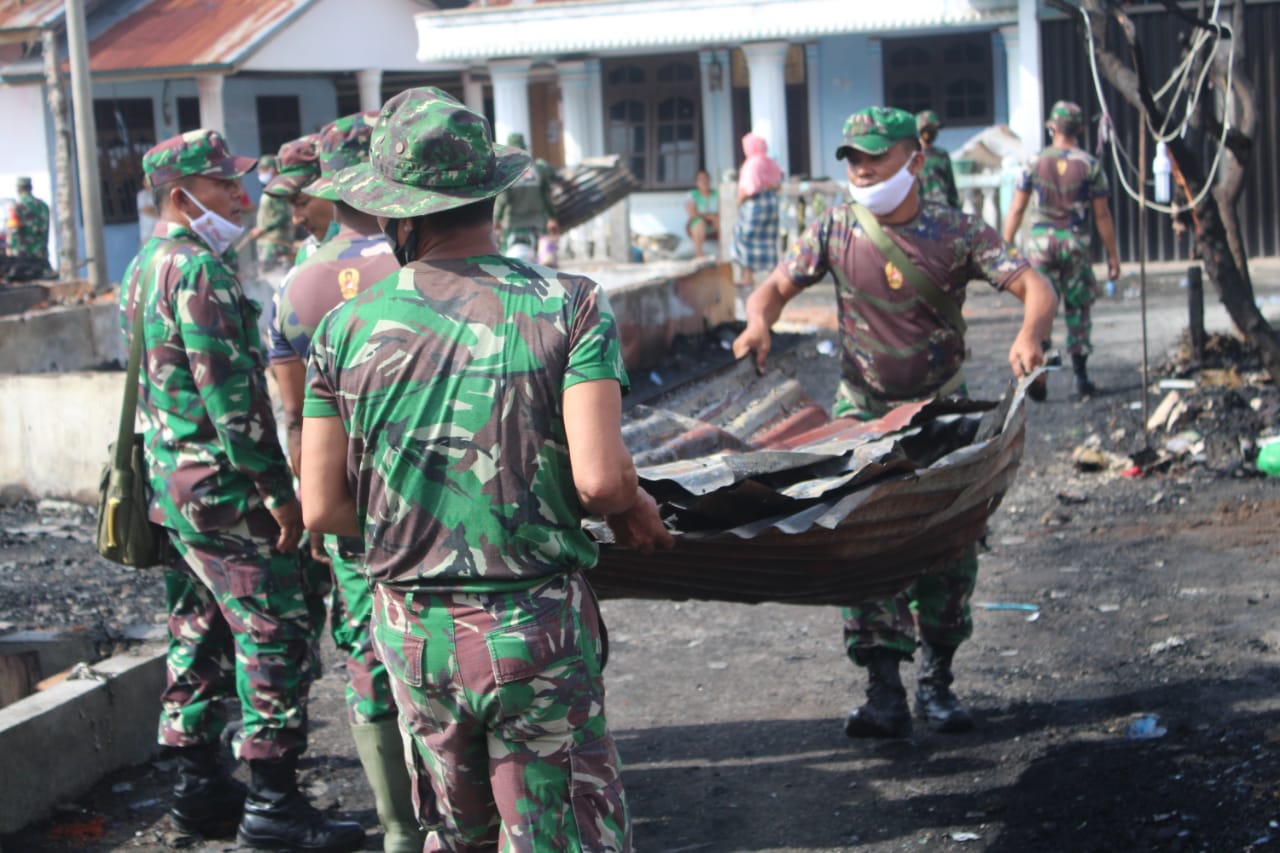 Pasca Kebakaran 12 Unit Rumah, 100 orang TNI Turun