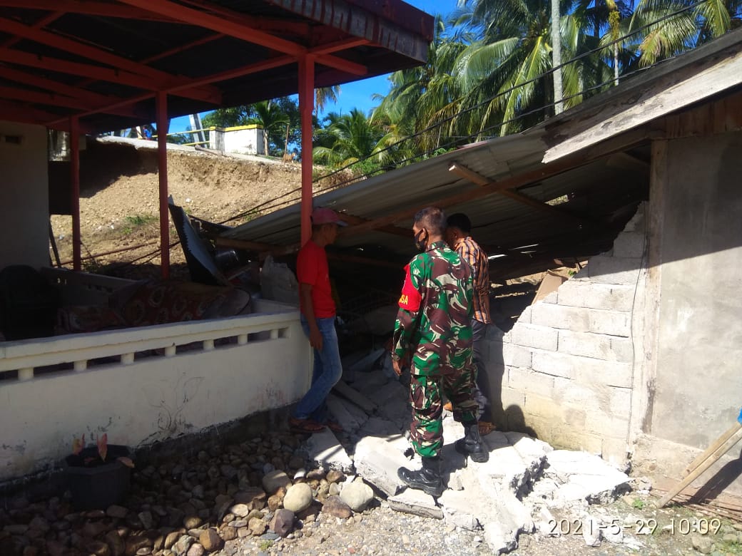 Bantu Kesulitan Warga , Babinsa Turun Kelokasi Tanah Amblas