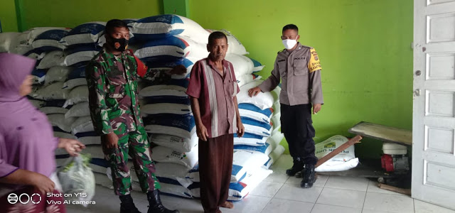Babinsa Dampingi Perangkat Desa Bagi Pupuk Non Subsidi Kepada Petani