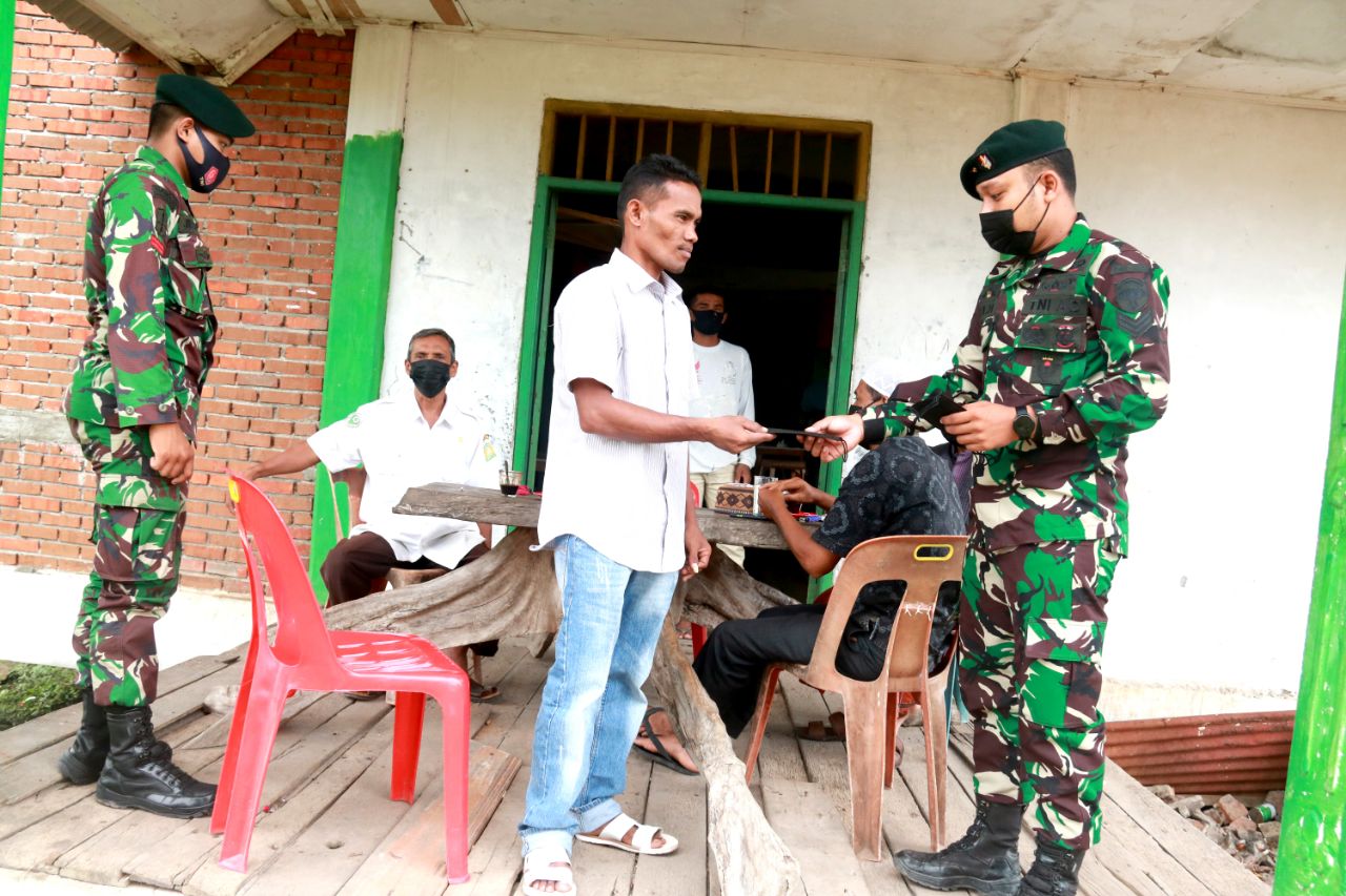 JALIN SILATURRAHMI KE DESA BINAAN, SAMBIL MEMBAGIKAN MASKER