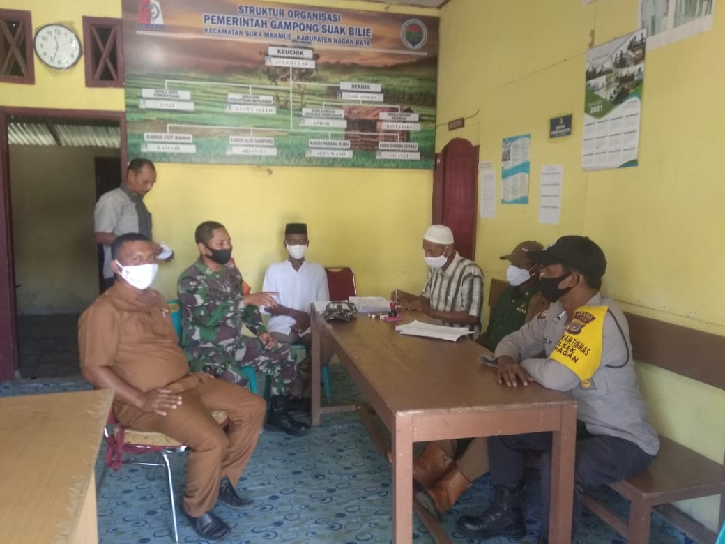 Dengan Penuh Harmonis Perangkat Desa dan Babinsa Laksanakan Komsos Jalin Silaturahmi