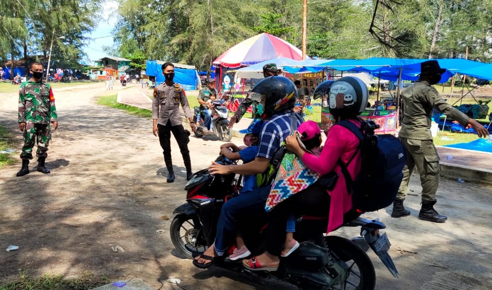 Personil Gabungan TNI-POLRI Laksanakan Kegiatan Pengamanan Dan Sosialisasi Prokes Tempat Wisata