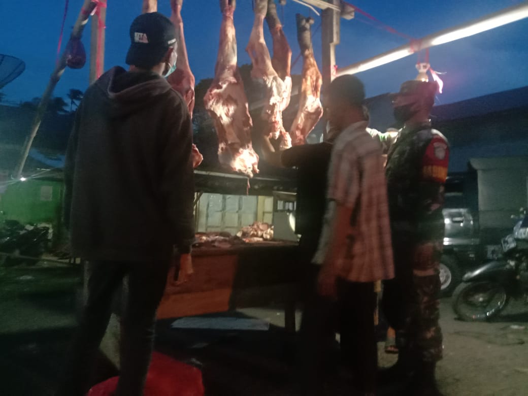 Babinsa Serda Sucipto Pantau Harga Daging Pasca Hari Raya Idul Fitri