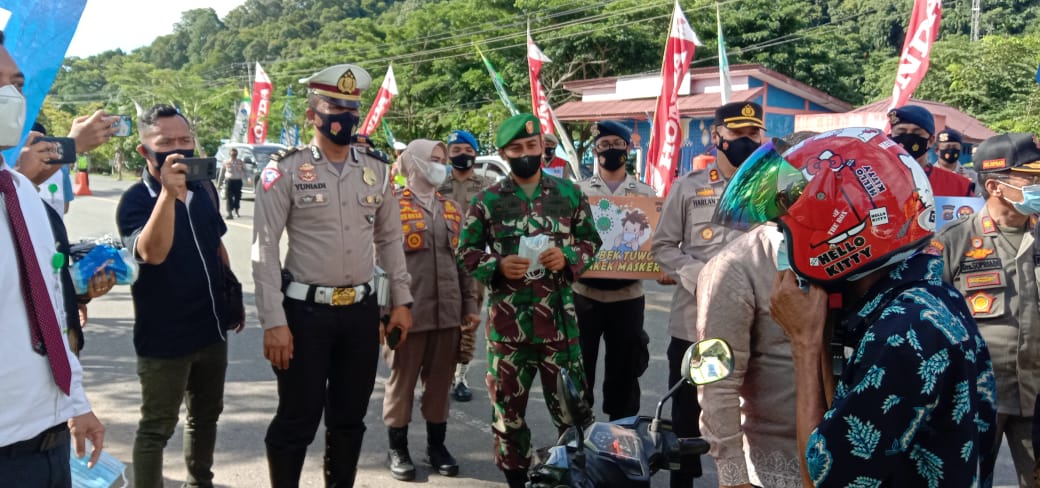 Dandim Aceh Jaya Ikut Serta Kelapangan Terapkan Pendisiplinan Protkes Kepada Warga