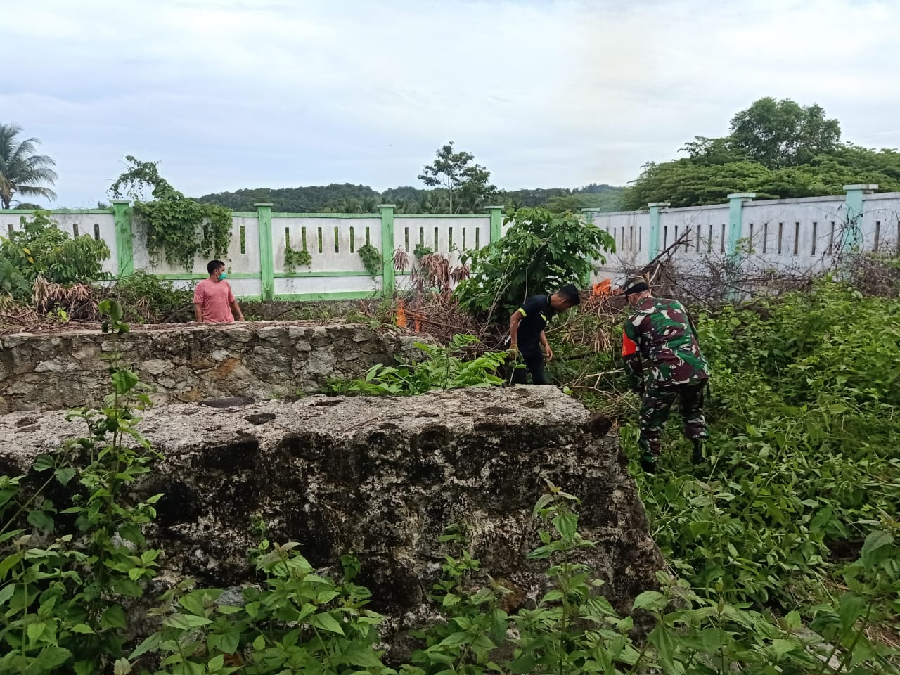 Gotong Royong Bersama Warga Serda Mirza Berpesan Selalu Jaga Kekompakan