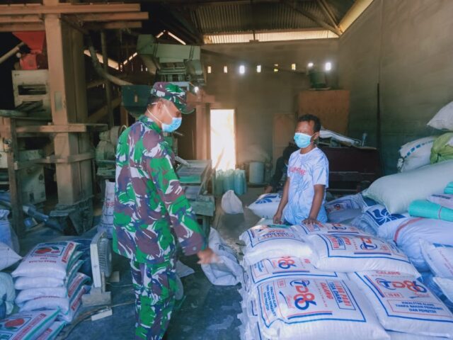 Pastikan Ketersedian Pangan Wilayah Serka Gunawan Sigit Sambangi Usaha Kilang Padi Milik Warga Desa Binaan